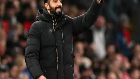 “海港半场三球落后：防线失误频发，颜骏凌意外送礼